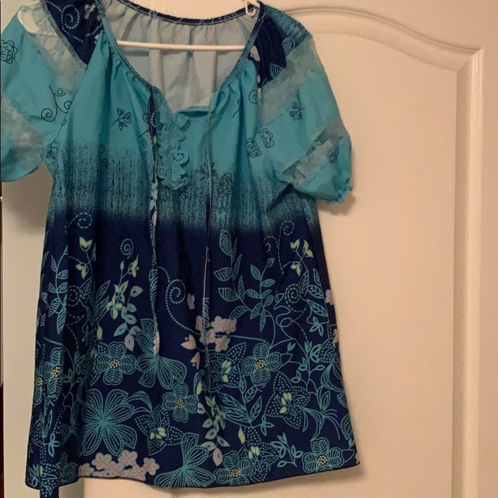 Beautiful flower top 🌸 - Picture 4 of 4